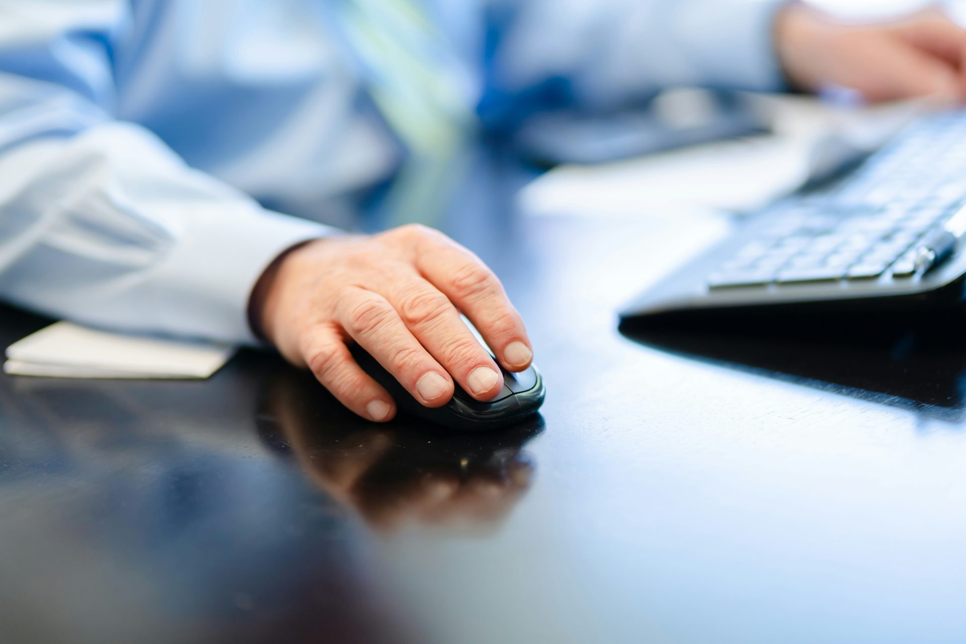 Un homme tape sur un clavier d'ordinateur.